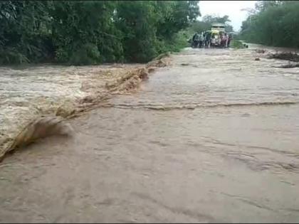 Heavy rains in Akkalkot taluka including Solapur; Water is the only water in the farm | सोलापूरसह अक्कलकोट तालुक्यात जोरदार पाऊस; शेतशिवारात पाणीच पाणी