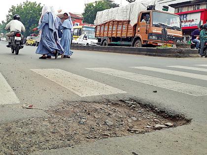 How to make a single hotmix and potholes? | एकच हॉटमिक्स तर खड्डे बुजविणार कसे ?