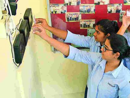 Now the students also receive 'Hi-tech' attendance | आता विद्यार्थ्यांचीही ‘हायटेक’ हजेरी