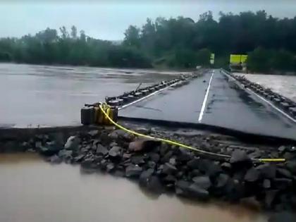 As the bridge over the Ulhas River near Raiata flows, the traffic is still blocked | रायतेजवळ उल्हास नदीवरील पूल वाहून गेल्याने वाहतूक अद्याप ठप्पच 