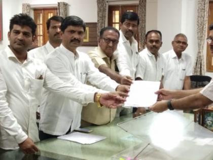 Kolhapur: Opponents of milk bills deposited in banks, farmers gave their representation to the District Collector | कोल्हापूर : दूध बिले बॅँकेत जमा करण्यास विरोध, शेतकऱ्यांनी दिले जिल्हाधिकाऱ्यांना निवेदन