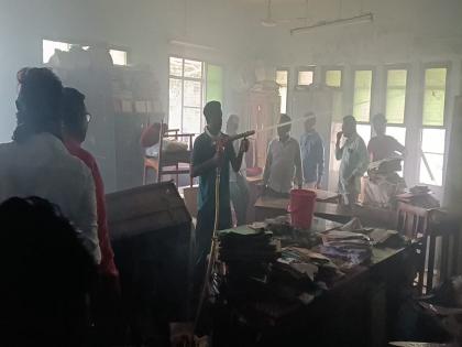 A fire broke out in the tax department of Mangrulpir Municipality | मंगरूळपीर पालिकेच्या कर विभागात लागली आग