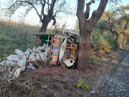 two people seriously injured as a bolero pickup collided with a tree | भरधाव बोलेरो पिकअप झाडावर आदळली, दोघे गंभीर जखमी