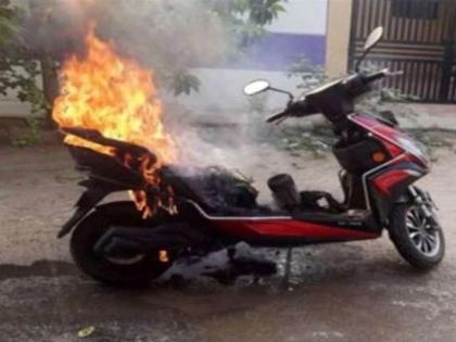 Another Pure EV e scooter catches fire this time in Gujarat ola electric scooter | Electric Scooter Fire : फायर स्कूटर… पुन्हा एकदा या कंपनीच्या इलेक्ट्रीक स्कूटरला आग, चार्जिगदरम्यान बॅटरीचा स्फोट