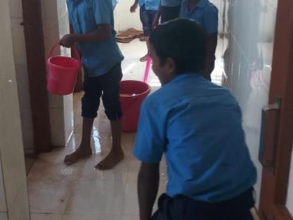 Cleanliness of the students | विद्यार्थ्यांना जुंपले स्वच्छतेच्या कामास