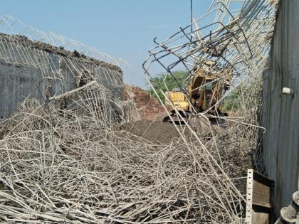 bridge slab collapses on Pankhas river; 11 injured | पानखास नदीवरील पुलाचा स्लॅब कोसळला, ११ मजूर जखमी