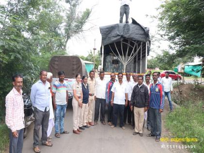 Piled in a cage lying in the well | विहिरीत पडलेला बिबट्या पिंज-यात जेरबंद