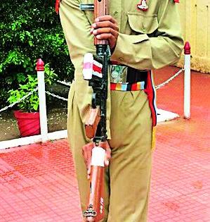 The choice of the farming boy in the army | शेतमजुराच्या मुलाची सैन्यदलात निवड