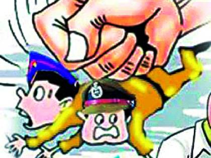 Drunkenness and drunkenness with police | पोलिसांशी हुज्जत अन् दारूचा भंडाफोड Drunkenness and drunkenness with police | पोलिसांशी हुज्जत अन् दारूचा भंडाफोड