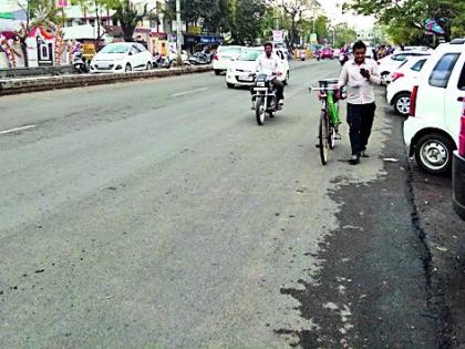 One-way road; Unofficial parking is also there | एकतर्फी रस्ता; त्यातही अनधिकृत पार्किंग