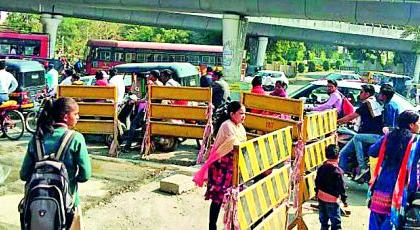 Traffic movement on the road from Panchavati to Kathora Naka | पंचवटी ते कठोरा नाका रस्त्यावर वाहतूक कोंडी