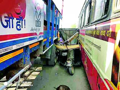 Between truck-ST's autorickshaw Chedamada | ट्रक-एसटीच्या मधोमध आॅटोरिक्षा चेंदामेंदा