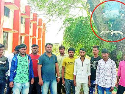 The chair of the municipality was hanged tree | नगरपंचायतच्या सीओंची खुर्ची टांगली झाडाला The chair of the municipality was hanged tree | नगरपंचायतच्या सीओंची खुर्ची टांगली झाडाला