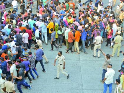 Mild police beatings on student agitation | विद्यार्थी आंदोलनावर पोलिसांचा सौम्य लाठीमार Mild police beatings on student agitation | विद्यार्थी आंदोलनावर पोलिसांचा सौम्य लाठीमार