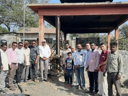  Borewell excavated with a self-imposed burgeoning social commitment | स्मशानभुमित स्वखर्चाने बोअरवेल खोदून जपली सामाजिक बांधिलकी