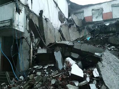 Dangerous building collapses in Kariwali Gram Panchayat border in Bhiwandi, Luckily no survival | भिवंडीतील कारीवली ग्रामपंचायत हद्दीतील धोकादायक इमारत कोसळली, सुदैवाने जिवीतहानी टळली