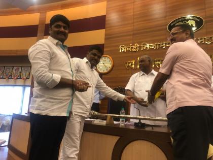 In the General Assembly of Bhiwandi Municipal Council, the Opposition gave a gift to the mayor | भिवंडी मनपाच्या महासभेत विरोधीपक्षाने महापौरांना दिला कमरपट्ट्यासह बाम भेट