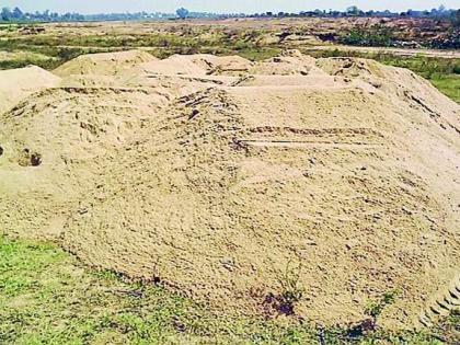 Discovery of sand in the Warpindkapar border | वारपिंडकेपार हद्दीत रेतीची शोधाशोध Discovery of sand in the Warpindkapar border | वारपिंडकेपार हद्दीत रेतीची शोधाशोध