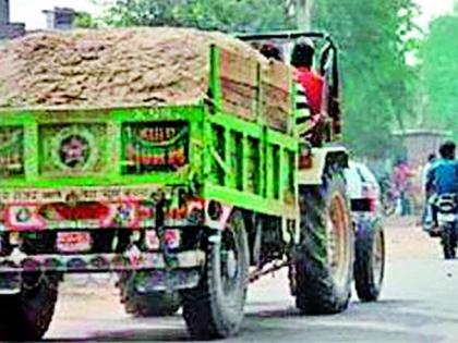 Road shade by sand transport | रेती वाहतुकीने रस्त्यांची चाळणी