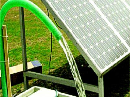 Keeping the contractor in front of the solar pump, | सौरपंप काढण्यासाठी आलेल्या कंत्राटदाराला ठेवले नजरकैदेत