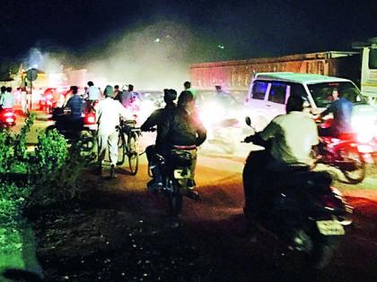 Road closures on the state road shut for half an hour | राज्य मार्गावरील रेल्वे फाटक बंदने अर्धा तास वाहतूक कोंडी Road closures on the state road shut for half an hour | राज्य मार्गावरील रेल्वे फाटक बंदने अर्धा तास वाहतूक कोंडी