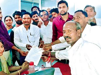 Enraged farmers engage in electricity personnel | संतप्त शेतकºयांचा वीज कर्मचाºयांना घेराव Enraged farmers engage in electricity personnel | संतप्त शेतकºयांचा वीज कर्मचाºयांना घेराव
