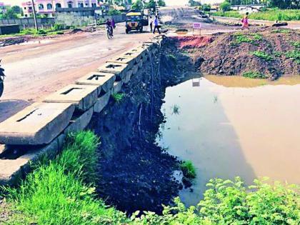 The risk of landslides in Tumsar Gondia road | तुमसर गोंदिया मार्गाला भूस्खलनाचा धोका