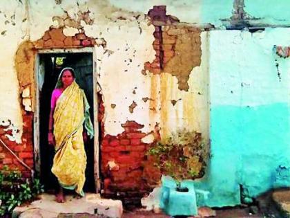 Despite being eligible, the elderly women are deprived of the Gharkul scheme | पात्र असूनही वृद्ध महिला घरकुल योजनेपासून वंचित