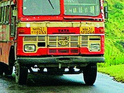 The bus needs to be caught off the road in Korpan | कोरपन्यात रस्त्यावरूनच पकडावी लागते बस The bus needs to be caught off the road in Korpan | कोरपन्यात रस्त्यावरूनच पकडावी लागते बस