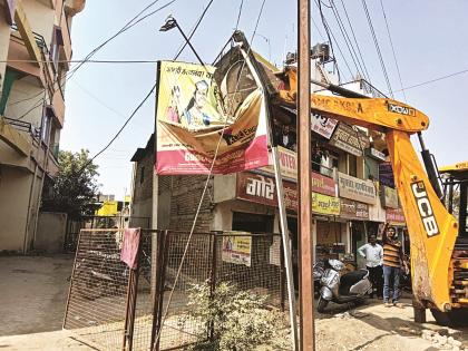 Unofficial hoarding removal ; Big Agency not handeled | अनधिकृत होर्डिंग काढण्याचा देखावा; बड्या एजन्सी संचालकांना अभय