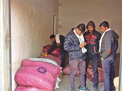 Five lakhs of gutka seized in Akola 'MIDC' godown | अकोला ‘एमआयडीसी’तील गोदामातून पाच लाखांचा गुटखा जप्त