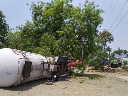  The gas tanker overturned while rescuing the bicycle | सायकलला वाचविताना गॅस टॅँकर उलटला