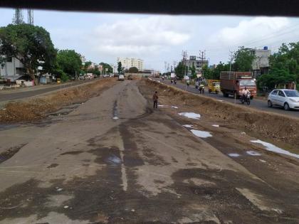 Work on the flyover on the highway has finally begun | महामार्गावर उड्डाणपुलाच्या कामाला अखेरीस प्रारंभ