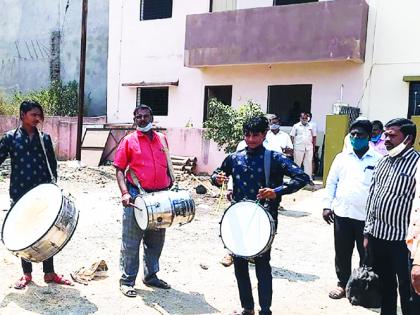 Municipal Corporation is playing drums in front of the houses of the arrears for tax collection | कर वसुलीसाठी महापालिका वाजवितेय थकबाकीदारांच्या घरासमोर ढोल अन् ताशे