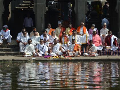 Corona recites the ritual of emancipation with Ganga worship | कोरोना संकटमुक्तीच्या अनुष्ठानाची गंगापूजनाने सांगता