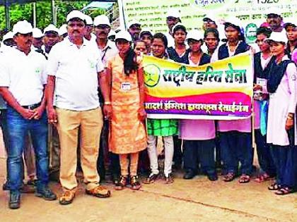 Distribution of seedball at the railway station | रेल्वे स्थानकावर सीडबॉलचे वितरण