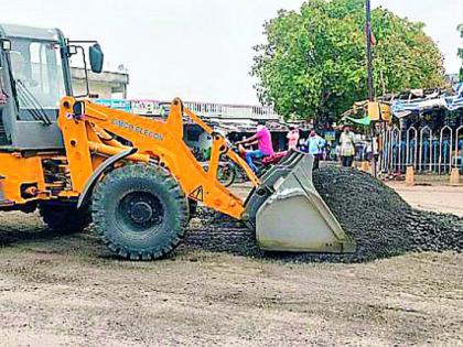 Repairs started at Ambedkar Chowk | आंबेडकर चौकात डागडुजी सुरू