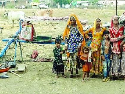 The wandering of the families of the Ladhar community | गाडी लोहार समाजाच्या कुटुंबांची भटकंती