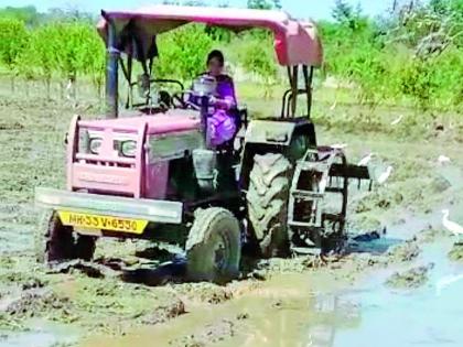 She cultivates the land by driving a tractor herself; The young woman's bold step | स्वत: ट्रॅक्टर चालवून ती करते शेतीची मशागत; युवतीचे धाडसी पाऊल