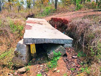 Farmers' problem due to broken curvature | कलवट तुटल्याने शेतकऱ्यांची अडचण Farmers' problem due to broken curvature | कलवट तुटल्याने शेतकऱ्यांची अडचण