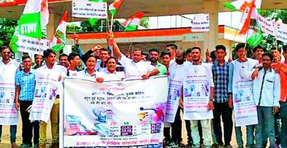 Youth Congress street against petrol price hike | पेट्रोल दरवाढीविरोधात युवक काँग्रेस रस्त्यावर