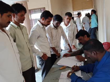 The flag of the candidate wanting to fill the application on the last day for the Gram Panchayat elections | ग्रामपंचायत निवडणुकीसाठी अखेरच्या दिवशी अर्ज भरण्यासाठी इच्छुकांची झुंबड