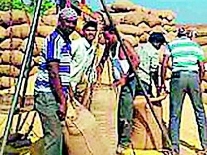 Encroaching farmers refuse to buy grain | अतिक्रमणधारक शेतकऱ्यांचे धान खरेदी करण्यास नकार Encroaching farmers refuse to buy grain | अतिक्रमणधारक शेतकऱ्यांचे धान खरेदी करण्यास नकार
