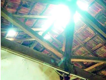 You tell me how to fill schools in dilapidated classrooms! | जीर्ण वर्गखोल्यांमध्ये शाळा भरवायची कशी तुम्हीच सांगा! You tell me how to fill schools in dilapidated classrooms! | जीर्ण वर्गखोल्यांमध्ये शाळा भरवायची कशी तुम्हीच सांगा!