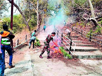 Pratapgad hill cleaning campaign | प्रतापगड पहाडीवर स्वच्छता अभियान