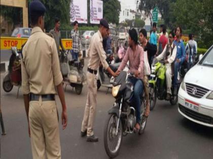 Police forgot helmets forced to fall | पोलीसांना पडला हेल्मेट सक्तीचा विसर