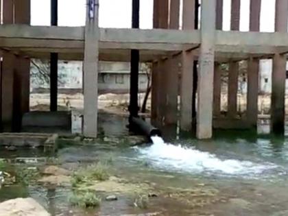  Due to ignorance thousands of liters of wastewater wasted in Hingoli | दुर्लक्षामुळे हिंगोलीत हजारो लिटर पाण्याचा अपव्यय