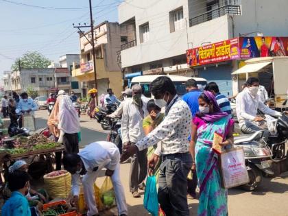 Huge crowd for shopping in Kalwan city | कळवण शहरात खरेदीसाठी प्रचंड गर्दी