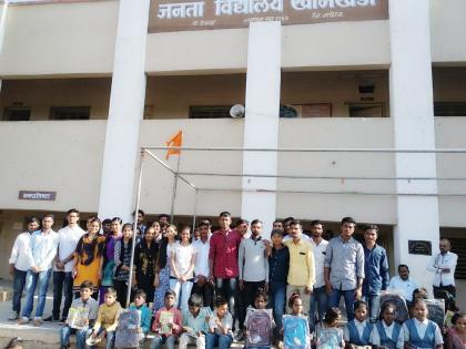 Distribution of school literature to students from Khamkhheda | खामखेडा येथील जवानाकडून विद्यार्थ्यांना शालेय साहित्य वाटप