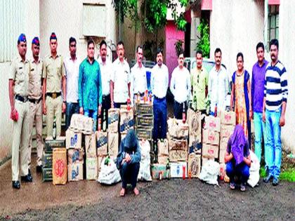 Five lakhs of liquor seized in the state | परराज्यातील पाच लाखांचा मद्यसाठा जप्त